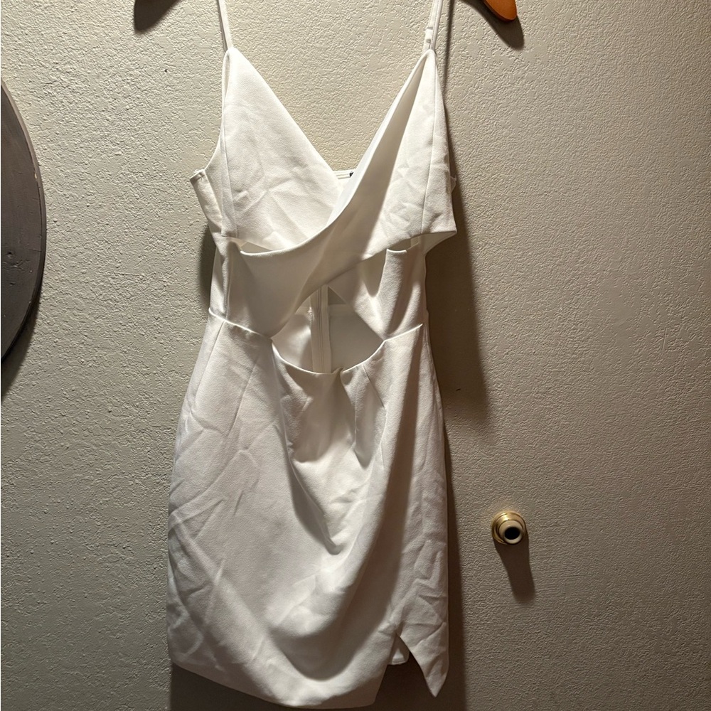 Elegant White Sleeveless Dress